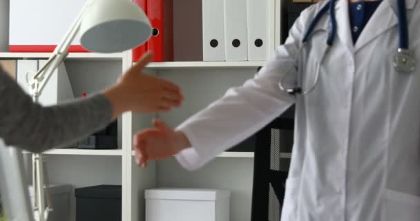 Обрезанное Изображение Врача Пациента Пожимающего Руки Офисе — стоковое видео