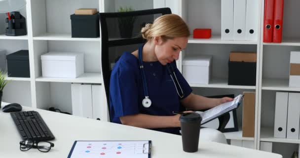 Médico Uniforme Azul Fazendo Anotações Papéis — Vídeo de Stock