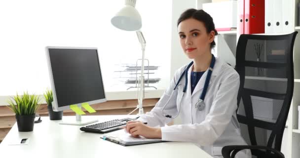 Doctora Sonriendo Cámara Oficina — Vídeos de Stock