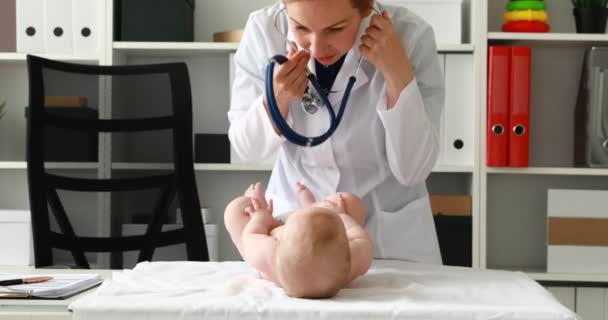 Médico Con Bata Blanca Laboratorio Escuchando Bebé Estetoscopio — Vídeos de Stock