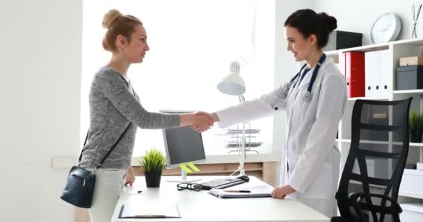 医生和病人握手在办公室 — 图库视频影像
