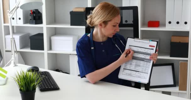 Médico Mostrando Notas Papéis Olhando Para Câmera — Vídeo de Stock