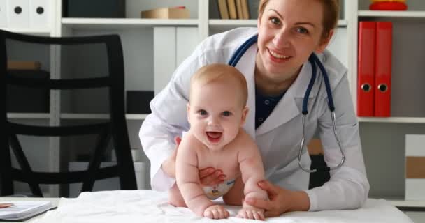 Pediatra Che Abbraccia Bambino Sdraiato Sul Tavolo Primo Piano — Video Stock