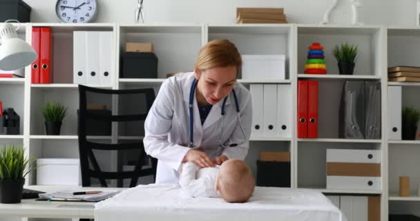 Masaya Yeni Doğan Bebekle Yordamları Gerçekleştirirken Çocuk Doktoru — Stok video