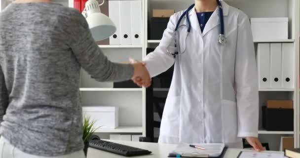 Geschnittenes Bild Von Arzt Und Patient Beim Händeschütteln Büro — Stockvideo