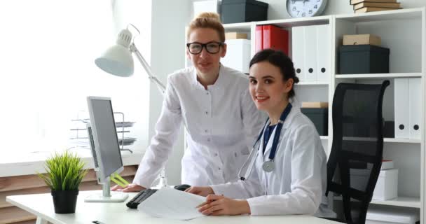 Mujeres Sonrientes Médicos Mirando Cámara Oficina Luz — Vídeos de Stock