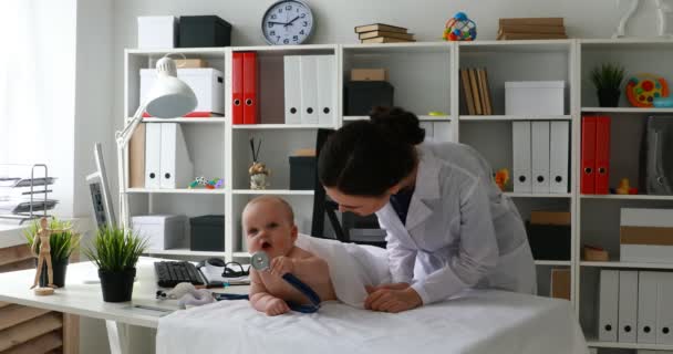 Niño Jugando Con Estetoscopio Mientras Médico Está Pie Junto — Vídeos de Stock