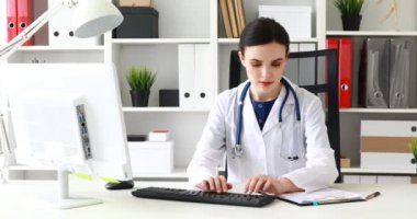 Beyaz Office klavye metin yazarak doktor