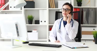 Evet ve ekrana bakarak doktor