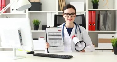 hoparlör olarak konuşma ve işyeri dışındayken belgelerde gösterilen doktor