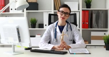 Doktor Beyaz paltolu adam ahşap modeli holding