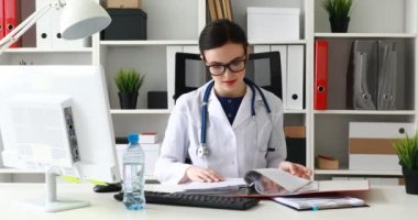 Doktor tablo ve su şişe açılış oturan gözlüklü