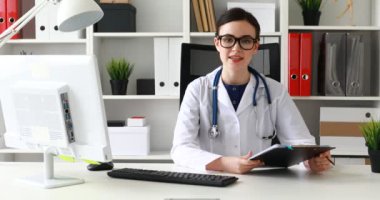 bilgi belgelerde gösterilen ve kameraya bakarak doktor
