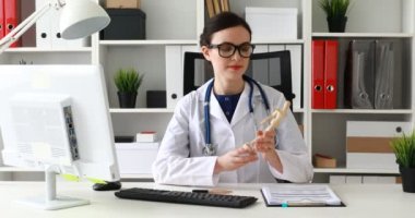 El ahşap insan modeli gösteren doktor