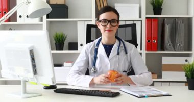 elma elinde tutan ve başparmak gösterilmesini Beyaz laboratuar doktor