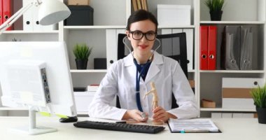 Doktor stetoskop içinde insan, Beyaz laboratuar ceket dinleme ahşap modeli 