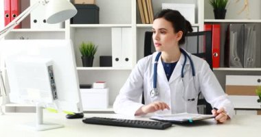 bilgisayarda parlak ofiste çalışan doktor