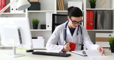 masada oturan, çay içme ve tanılar okuma doktor