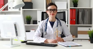 adam ahşap modeli gösteren doktor ve Tamam, office-sandalyede oturan jest