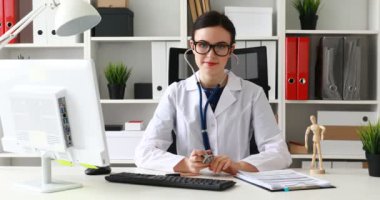 Office-sandalyede oturan Doktor stetoskop ve jest Tamam, gösterilen