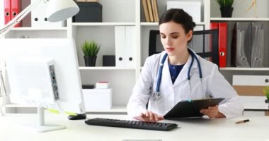 Beyaz Office klavye metin yazarak doktor