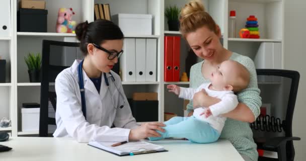 Mutter Mit Kind Der Rezeption Des Kinderarztes Überprüft Beweglichkeit Fähigkeiten — Stockvideo