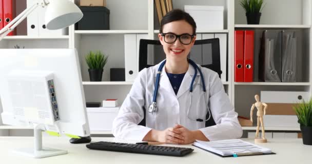 Médico Sentado Mesa Sorrindo Mostrando Polegares Para Cima — Vídeo de Stock