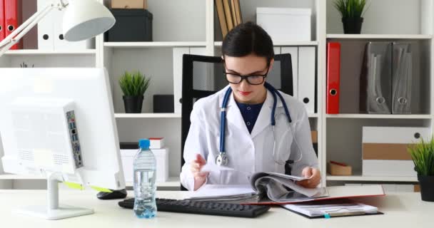 Médico Óculos Sentado Mesa Pasta Rolagem Com Documentos — Vídeo de Stock