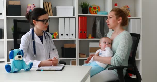 Mamá Con Niño Cita Con Médico Consultorio — Vídeo de stock