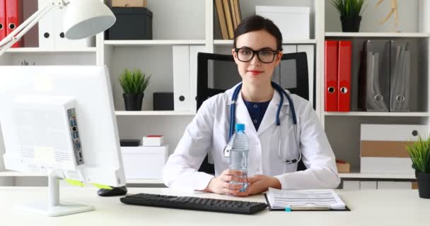 Médecin Présentant Bouteille Eau Caméra Dans Bureau — Video