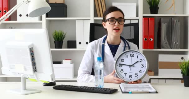 Doctor Con Gran Reloj Estiramiento Botella Agua Cámara — Vídeos de Stock