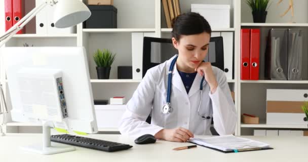 Trabalhador Médico Examinando Cartão Médico Escritório — Vídeo de Stock