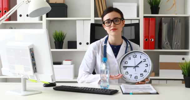 Doctor Large Clock Offer Bottle Water Camera — Stock Video