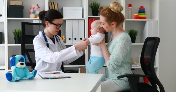 Jovem Médico Examinando Mãos Pés Criança — Vídeo de Stock