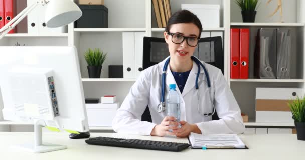 Arzt Hält Flasche Wasser Der Hand Und Redet Vor Laufender — Stockvideo