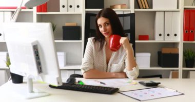 iş kadını ofiste çalışan Kupası ile