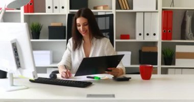 esmer iş kadını modern ofiste belgelerle çalışıyor