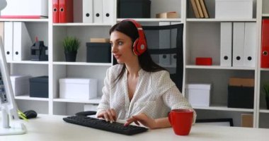 müzik dinleme ve klavyede yazarak işkadını