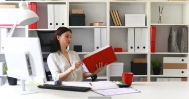 işkadını klasör dolapta koyarak siyah etekle 