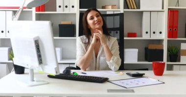 kameraya bakarak ışık ofiste esmer işkadını