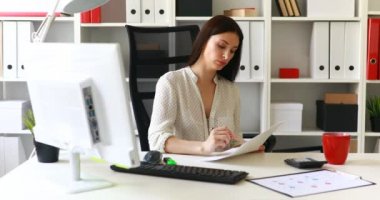 esmer işkadını modern ofis belgeleri işaretleme 