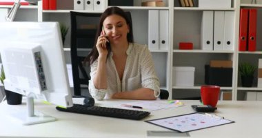 Modern Ofis telefonu konuşurken işkadını