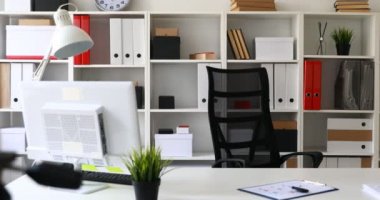 siyah ofis koltuğu ile ışık modern ofis iç
