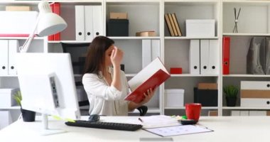 iş kadını beyaz bluz klasördeki belgeleri okuma