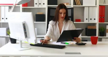 ışık ofiste bilgisayar üzerinde çalışan iş kadını