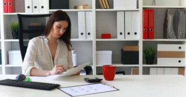 Office-sandalyede oturan ve modern ofisinde çalışan bir işkadını