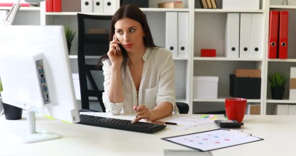 Business Woman Working Computer Talking Phone — стоковое видео