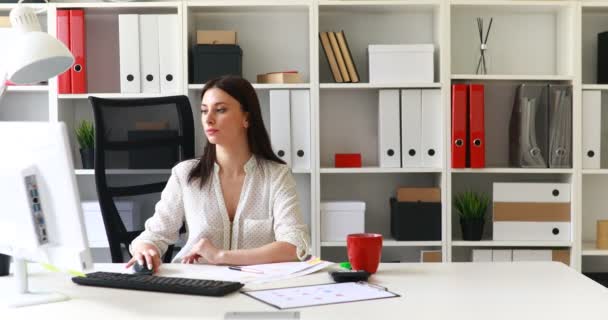 Zakenvrouw Werken Computer Lichte Kantoor — Stockvideo