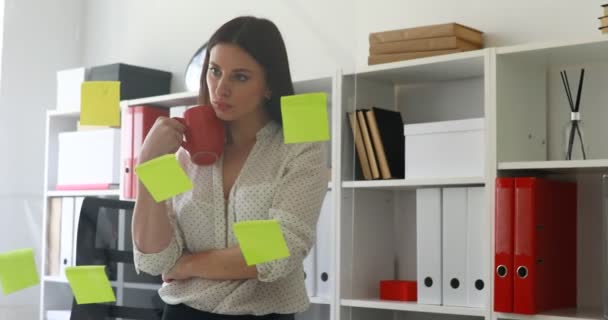 Bizneswoman Puchar Ręce Biorąc Pod Uwagę Karteczki Ścianie Szkło — Wideo stockowe