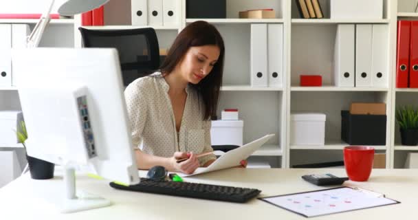 Femme Affaires Assise Dans Fauteuil Bureau Regardant Des Documents — Video